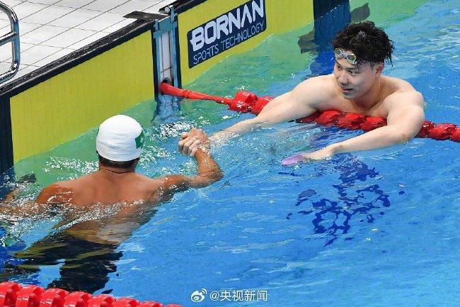 杨华梅今日穿了一身崭新的红袄子，搭配黑裤子黑布鞋。